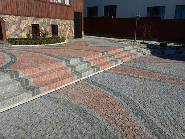 schody a chodnik z červenej a šedej žuly
